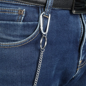 Chaîne de pantalon punk en acier inoxydable avec mousqueton sur jean bleu