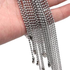 Edelstahl-Kugelkette in Silberoptik für DIY-Schmuck, präsentiert in der Handfläche