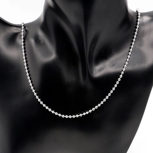 Poliertes silbernes Edelstahl-Kugelkette-Halsband auf einem schwarzen Hals-Mannequin