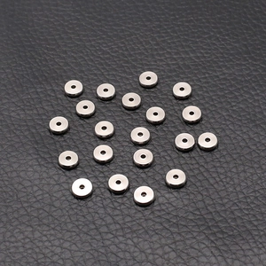 Cuentas espaciadoras redondas y planas de acero inoxidable para joyería DIY en cuero negro