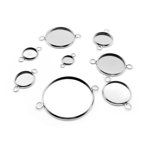 Macro-opname van roestvrijstalen ronde hangerhouders met dubbele lussen voor DIY
