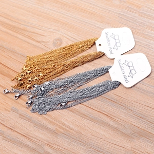 Halsketten aus Edelstahl in Gold und Silber mit Karabinerverschlüssen auf einer Karte