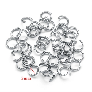 Makro-Detail von 3mm Edelstahl Biegeringe offen für DIY Schmuckherstellung