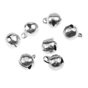 Detailansicht silberner Edelstahl-Glöckchen für DIY-Schmuckherstellung und Bastelarbeiten