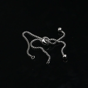 Primer plano de la pulsera bolo ajustable de cadena de caja de acero inoxidable con cuentas