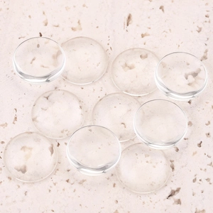 Makroaufnahme von klaren Glas-Cabochons mit glatter runder Kuppel und flachem Boden