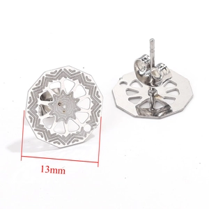 Detailansicht der 13mm Edelstahl Ohrstecker mit hohlem achteckigem geometrischem Muster