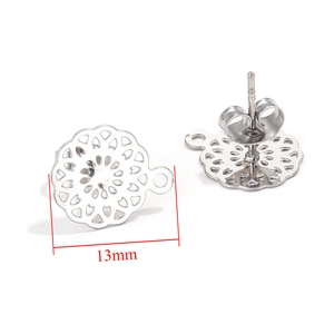 Detail von 13 mm silbernen Edelstahl-Boho-Ohrhaken mit Blumenmuster für DIY-Schmuckherstellung