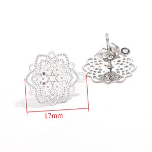 Detailansicht der 17 mm Edelstahl-Ohrstecker mit hohlem floralem Muster-Design