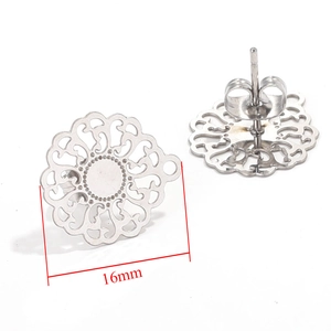 Detailansicht der 16mm Edelstahl-Ohrstecker mit hohlem Blumenmuster und Schmetterlingsverschluss