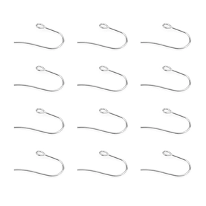 Makroaufnahme von 12 silbernen Ohrhaken aus Edelstahl mit kleinen Verbindungsschlaufen