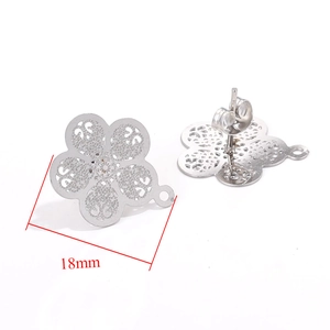Detaillierte Makroansicht von 18mm Edelstahl Ohrring-Zubehör mit Blumenmuster