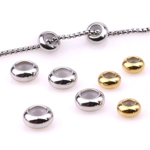 Dettaglio macro di perline abaco in acciaio oro e argento su una catena per gioielli DIY