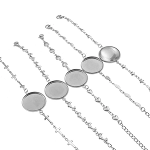 Détail de cinq supports de bracelet en acier inoxydable de 20 mm avec divers charms