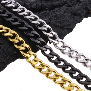 Tre catene cubane in oro, argento e nero su uno sfondo scuro con texture di pietra