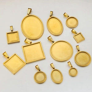Makroaufnahme goldener Anhängerfassungen aus Edelstahl für DIY-Schmuckherstellung