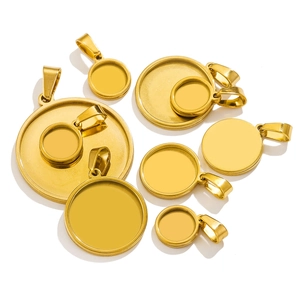 Detailansicht goldener Edelstahl-Anhänger-Fassungen für DIY-Schmuck in verschiedenen Größen