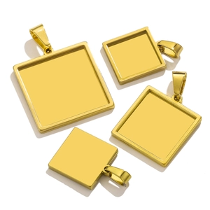 Detailansicht von vier quadratischen goldenen Edelstahl-Anhängerschalen für DIY-Schmuck