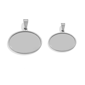 Detailansicht silberner ovaler Anhängerrohlinge aus Edelstahl für DIY-Schmuck