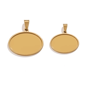 Detailansicht von zwei ovalen goldenen Edelstahlanhängern für DIY-Schmuckherstellung