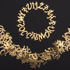 Set di 26 ciondoli con lettere dell'alfabeto in acciaio inossidabile oro per gioielli