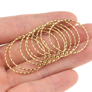 Set mit 10 goldenen Ringen aus Edelstahl mit gedrehtem Design für DIY-Schmuckherstellung