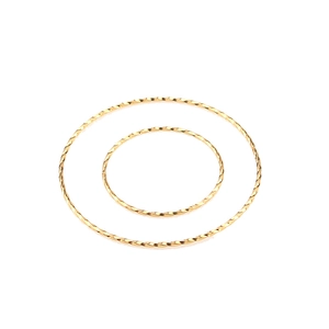 Makroansicht goldener Edelstahlringe mit Spiraltextur für die DIY-Schmuckherstellung
