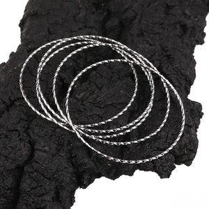 Set mit fünf silbernen Edelstahlringen mit gedrehtem Muster für DIY-Schmuck