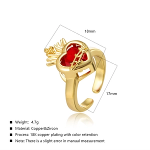 Détail macro de la bague cœur vintage en zircon avec taille 18mm et placage en or 18 carats