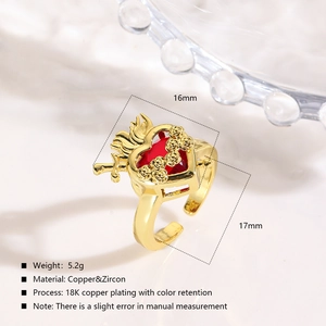 Macro d'une bague en cuivre plaqué or 18K avec zircon coeur rouge et design floral