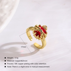 Vue macro d'une bague réglable en cuivre avec zircon rouge et placage en or 18 carats