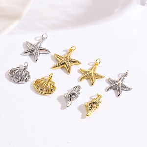 Set di gioielli marini con ciondoli a stella marina e conchiglia in oro e argento