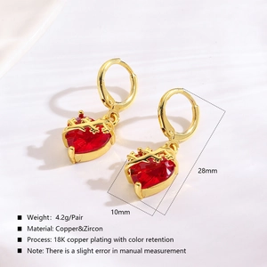 Detail der Herzohrringe mit Abmessungen 28x10mm aus Kupfer mit 18K Goldbeschichtung