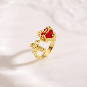 Détail d'un zircon coeur rouge et d'une croix d'épines sur une bague vintage