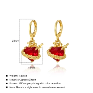 Detail der roten Herzohrringe mit 18 Karat Vergoldung und Vintage-Pfeil-Blumenmuster