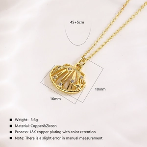Dettaglio del ciondolo a conchiglia placcato oro 18K con zirconi e catena da 45cm