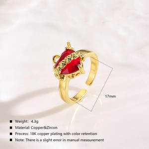 Détail de la bague cœur rouge en zircon montrant le diamètre de 17mm et le plaqué or 18K
