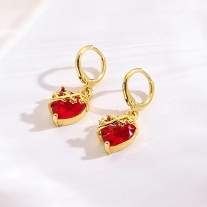Elegantes 18k vergoldetes Kupfer-Schmuckset mit roten Herz-Zirkon-Ohrringen und Kette