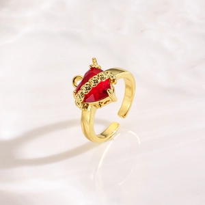 Bague réglable rétro dorée avec pierre en cœur rouge et gravure de vigne délicate