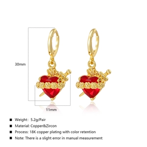 Detailansicht der herzförmigen Ohrringe mit rotem Zirkonia und 18K vergoldeter Rose