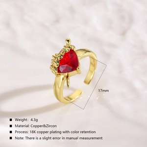 Détail d'une bague coeur en zircon rouge avec placage or 18 carats et dimensions de taille
