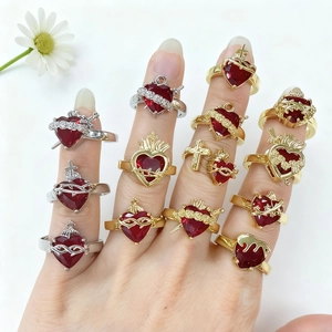 Bague Ouverte Sacré-Cœur en Cuivre Vintage pour Femme Bague Cœur en Zirconia Rouge Gothique avec Épines et Croix Bijoux Réglables