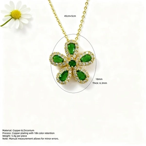 Elegante 18 Karat vergoldete Halskette mit fünfblättrigem Blumenanhänger und grünen Zirkonia
