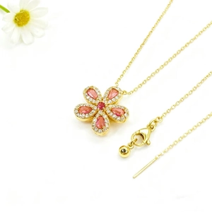 Detail der 18K Goldblumenkette mit rosa Edelsteinen und weißen Diamanten an O-Kette