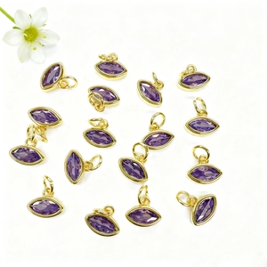 Vista macro di gemme viola taglio marquise con castone dorato per gioielleria fai-da-te
