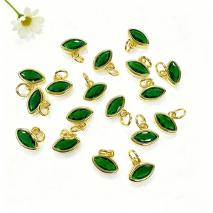 Pendenti a marquise in gemma verde con base dorata per creazione di gioielli