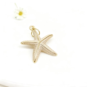 Vue détaillée du pendentif étoile de mer avec émail beige et bordure dorée élégante
