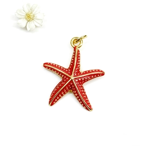 Détail d'un pendentif étoile de mer rouge doré pour la création de bijoux DIY