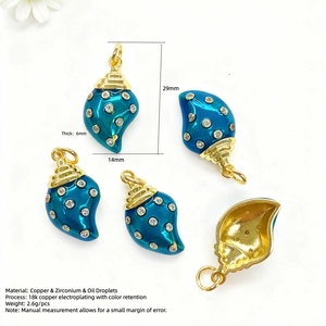 Dettaglio del ciondolo a conchiglia placcato oro 18k con smalto blu e zirconi bianchi