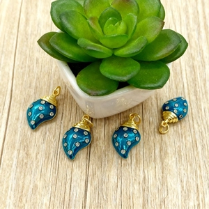 Set di quattro ciondoli a conchiglia in smalto blu con strass in rame placcato oro 18 carati
